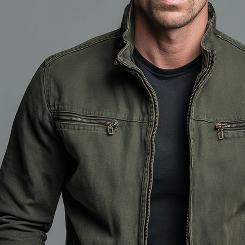 Detalle del cuello alto de la field jacket